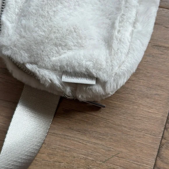 NWOT Lululemon Everywhere Belt Bag Plush Fleece Bone Silver - Picture 3 of 8